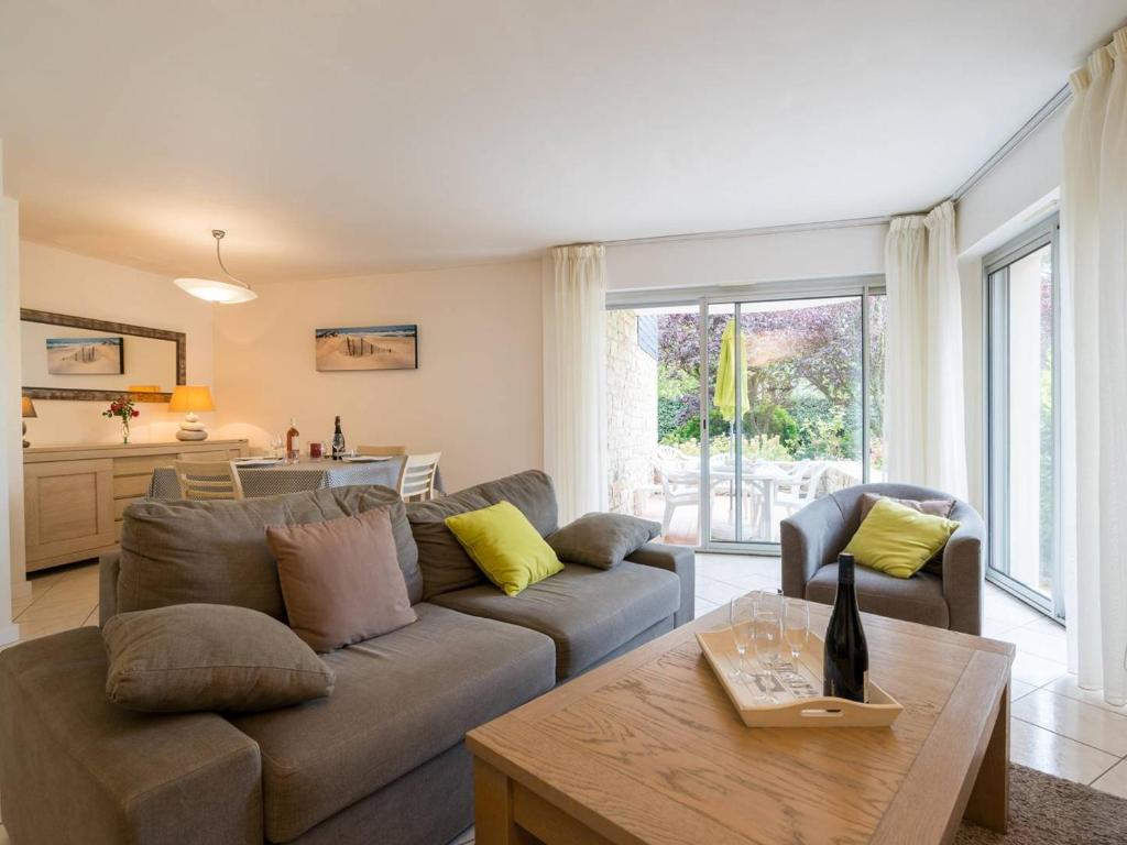 un salon avec un canapé et une table dans l'établissement Carnac: Bel Appartement 69m², 3 Pièces, 6 Pers, WiFi, à 500m des Plages - Parking & Petit Animal Accepté - FR-1-477-4, à Carnac