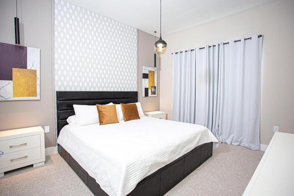 Themed rooms, close to Disney, spacious!