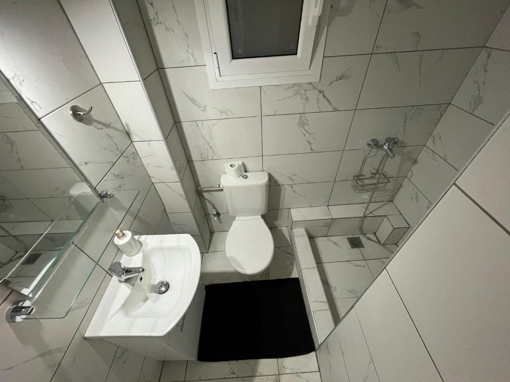 Kúpeľňa v ubytovaní Cozy n easy flat in Exarchia!