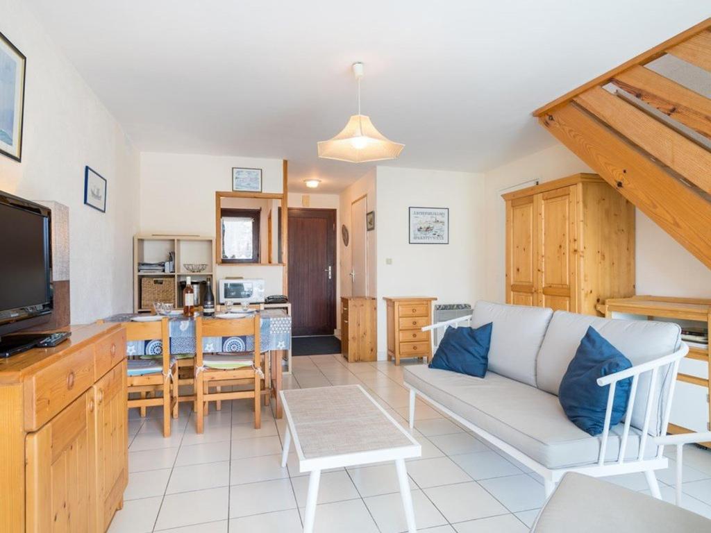 sala de estar con sofá y cocina en Villa Locmariaquer, 3 pièces, 4 personnes - FR-1-477-36, en Locmariaquer