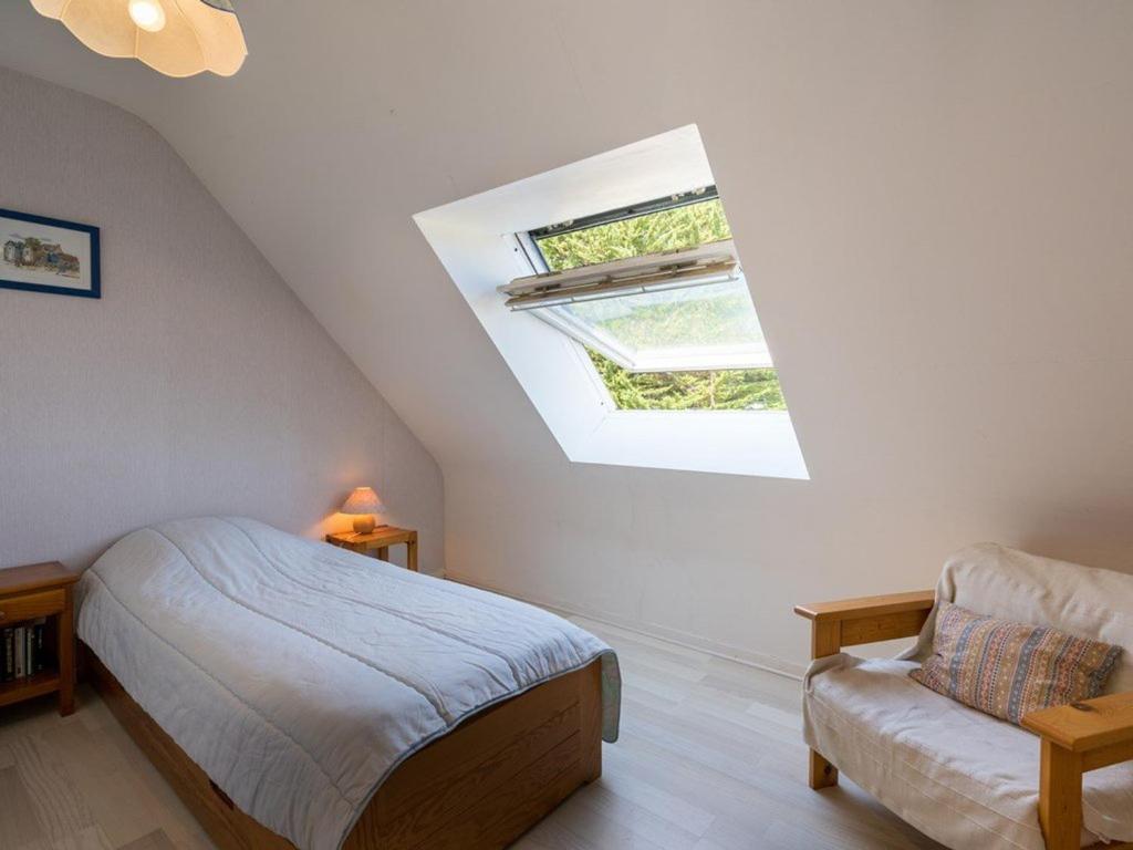 a bedroom with a bed and a skylight at Villa Locmariaquer, 3 pièces, 4 personnes - FR-1-477-36 in Locmariaquer