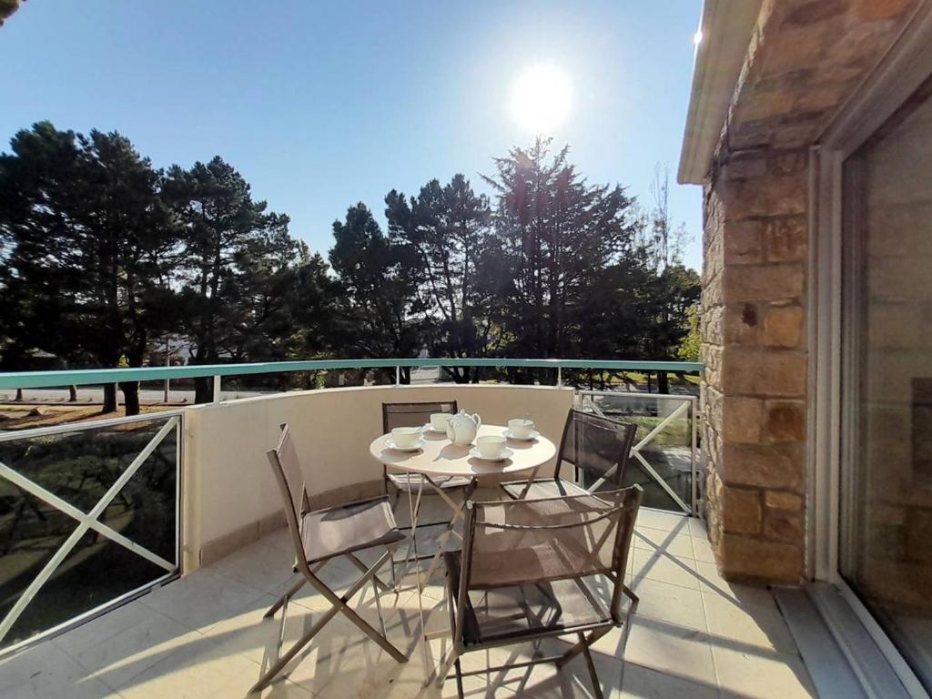 un patio avec une table et des chaises sur un balcon dans l'établissement Appartement 2 pièces avec balcon et proche plages - Carnac - FR-1-477-127, à Carnac