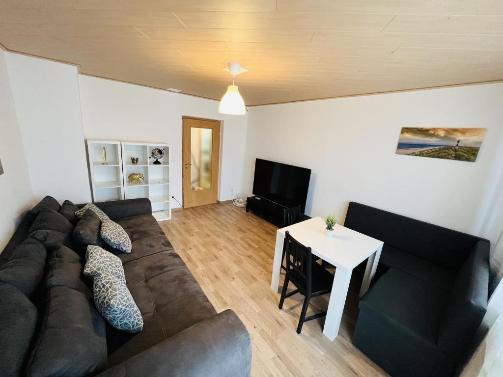 a living room with a couch and a table at Cosy Apartment I 5Beds I Near VW in Glauchau