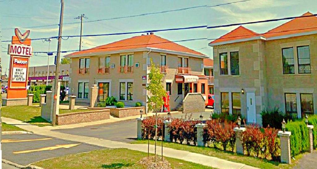 una calle de la ciudad con un edificio y un motel en Motel Falcon, en Brossard