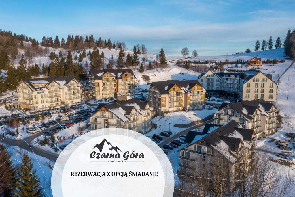 uma vista aérea de um resort na neve em Apartament Czarna Gora B39 em Sienna