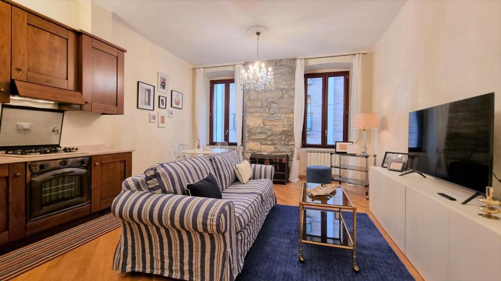 sala de estar con 2 sofás y TV en Palazzo Crispi - Boutique Apartment, en Trieste
