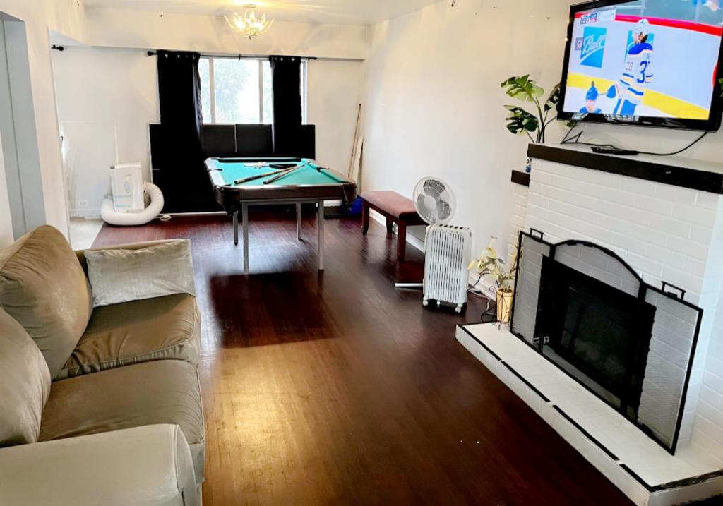VINTAGE - 3 BED HOUSE - NORTH SURREY - PING-PONG AND POOL TABLE - TV CABLe - Housity