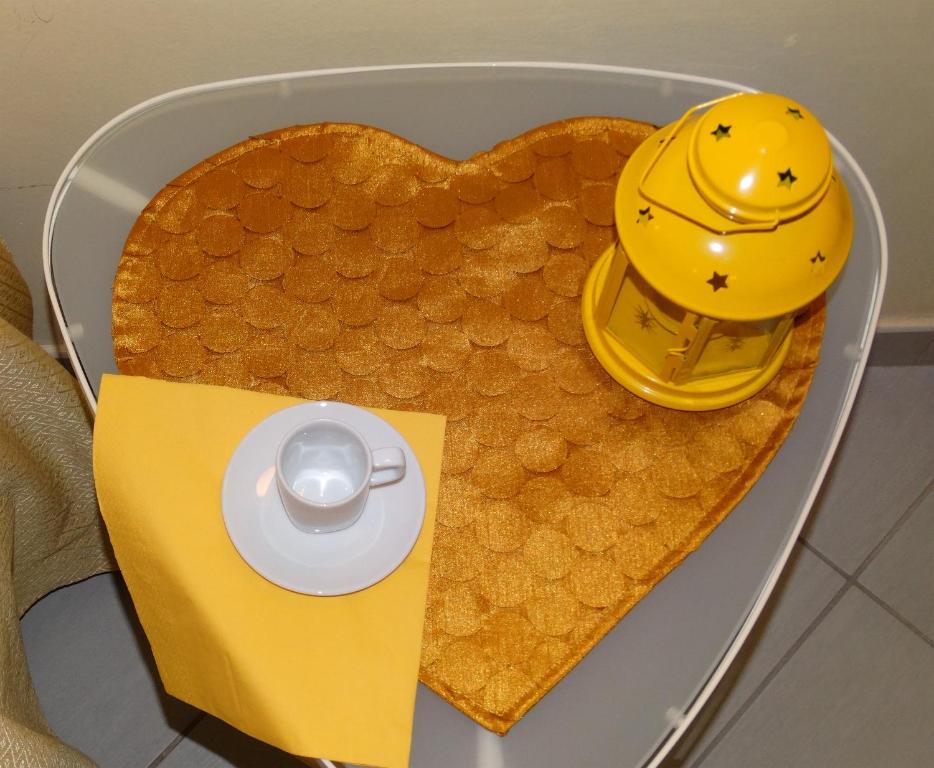 a heart shaped table with a hard hat on it at Lusso accessibile e Servizi in Lerici
