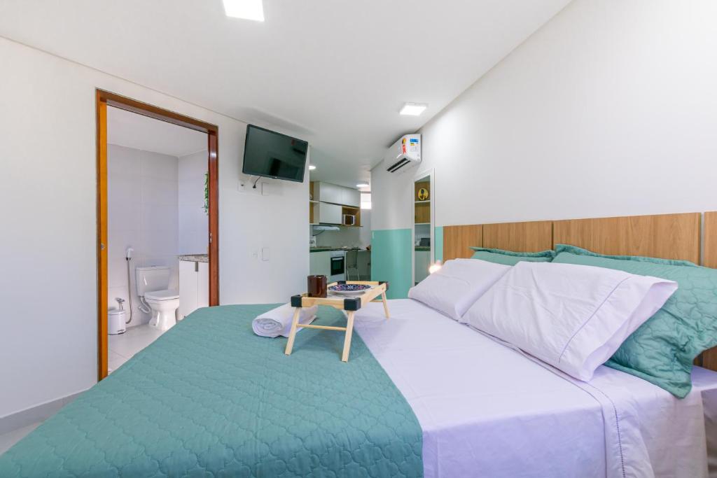 1 dormitorio con 1 cama grande y baño en Studio Encantador - Garagem - Piscina na Cobertura, en João Pessoa