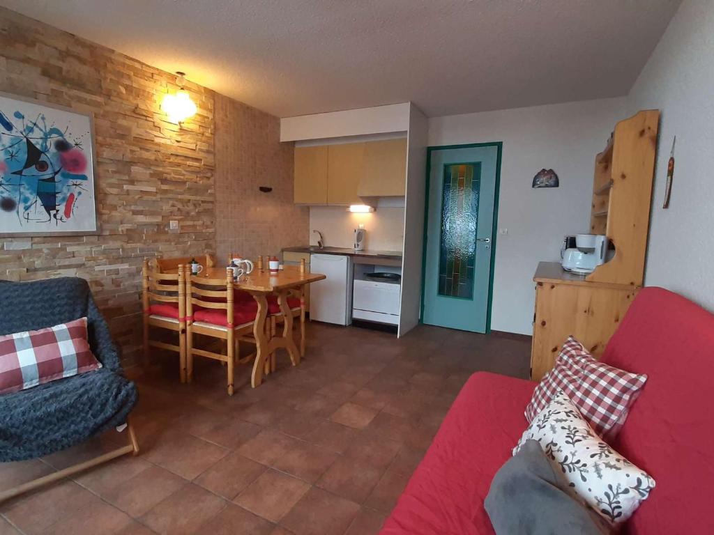 Photo de la galerie de l'établissement Studio lumineux au pied des pistes pour 4 personnes à Montgenèvre avec parking privatif et balcon sud - FR-1-330D-118, à Montgenèvre