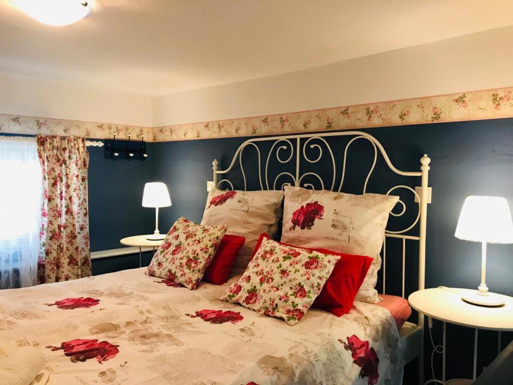 een slaapkamer met een bed met rode bloemen erop bij Chrysa's Holiday Apartment in Pylos