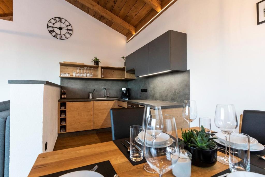 Kuchyň nebo kuchyňský kout v ubytování Seisen Almchalet