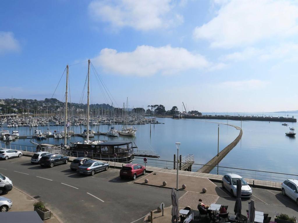 un port de plaisance avec un tas de bateaux dans l'eau dans l'établissement Appartement rénové 2 chambres avec WIFI et parking à Perros-Guirec - FR-1-368-307, à Perros-Guirec
