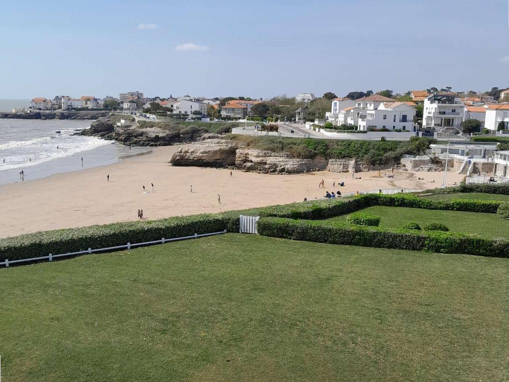 - une vue sur la plage de sable dans l'établissement Appartement neuf lumineux avec balcon, Wi-Fi, au pied de la plage du Chay, Royan - FR-1-494-126, à Royan