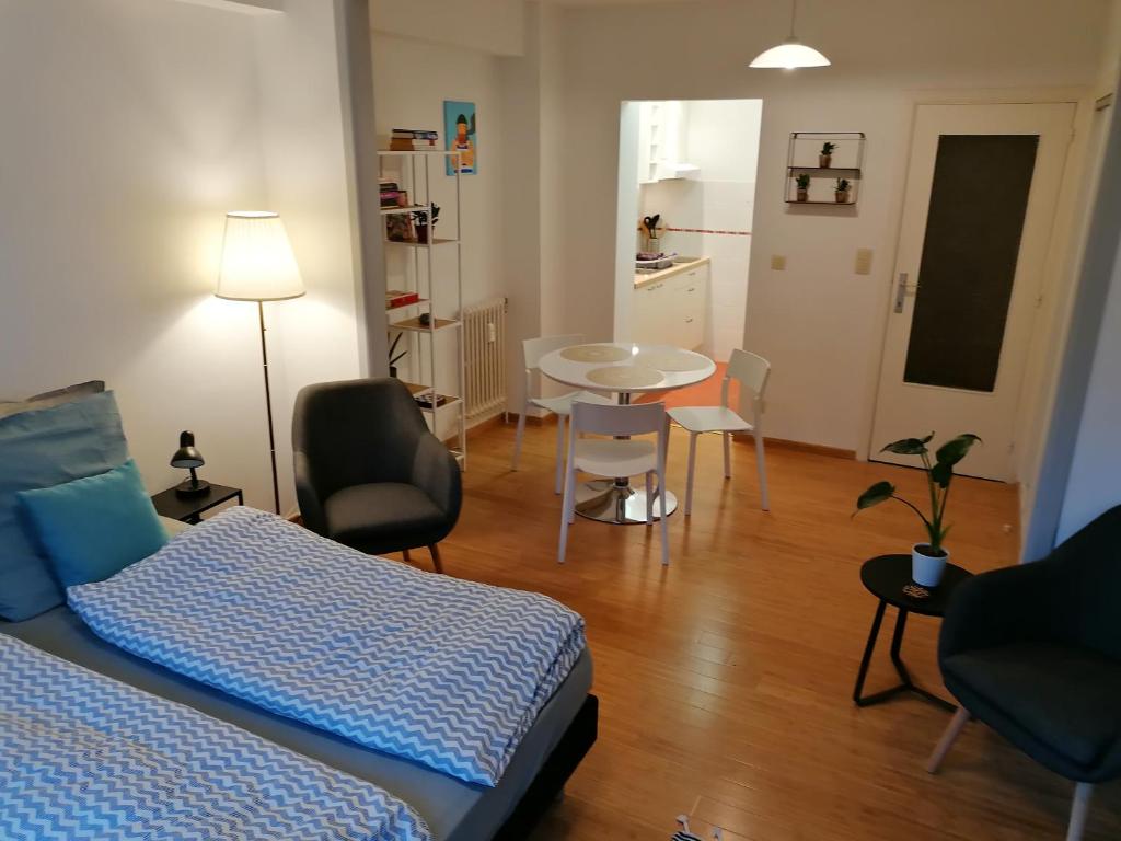 Postel nebo postele na pokoji v ubytování studio oostende aan zee