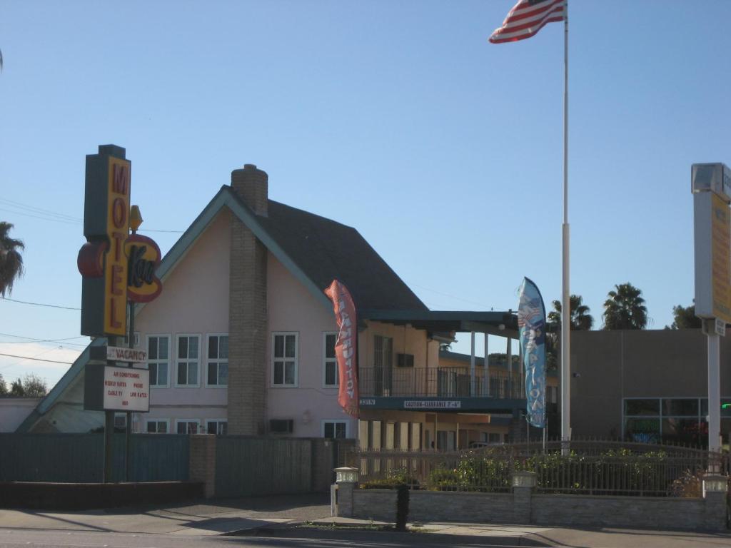 un edificio con una bandera delante de él en Kona Inn Motel Anaheim en Anaheim