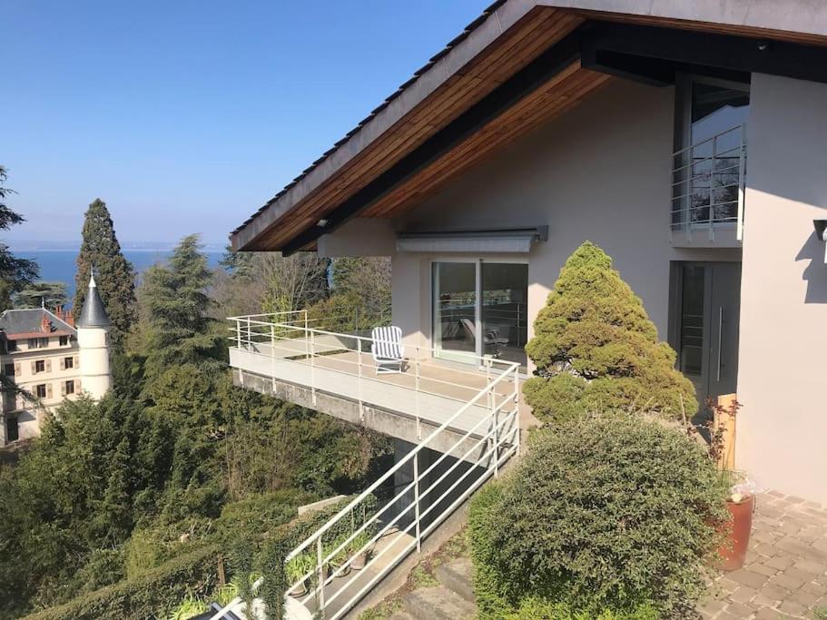 une maison avec un escalier menant à un balcon dans l'établissement Maison d'architecte au lac Léman, à Thonon-les-Bains