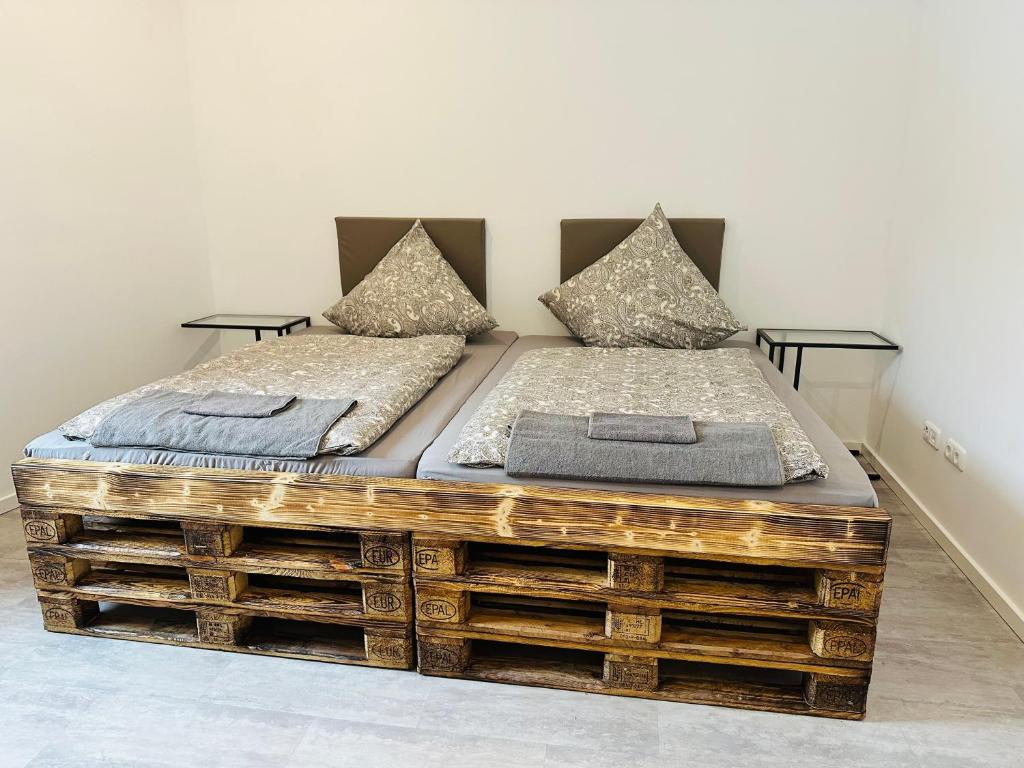 um quarto com uma cama com um grande tronco de madeira em Leitmike&Sun em Greußenheim