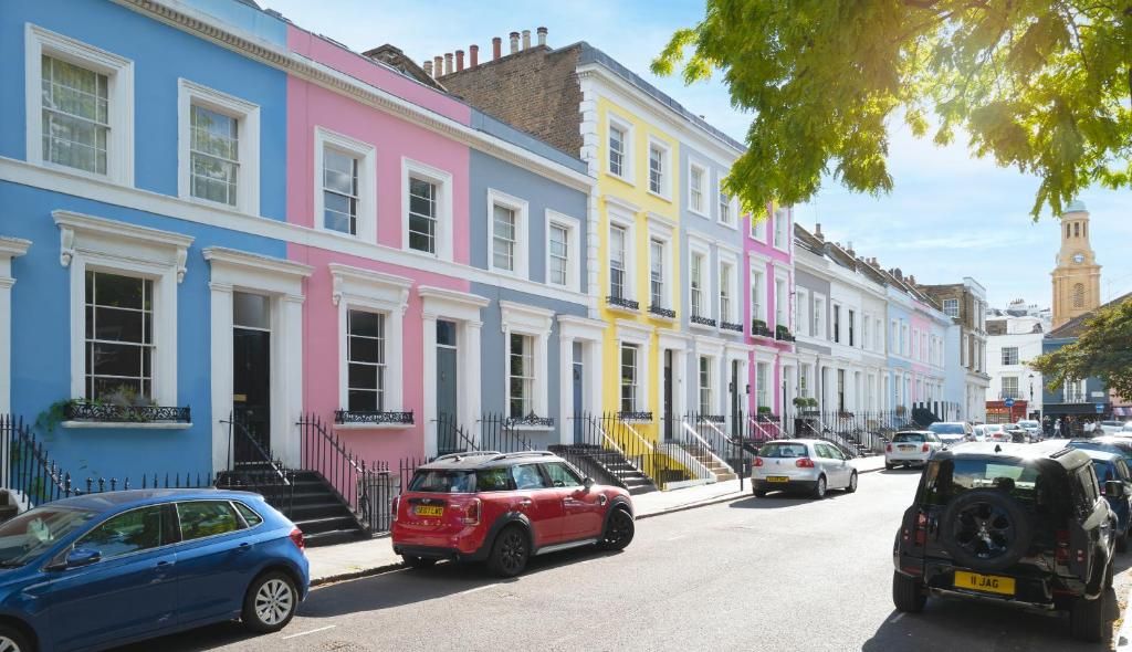 una fila de casas de colores brillantes en una calle en Luxury Home Notting Hill, 4/5 Bed en Londres