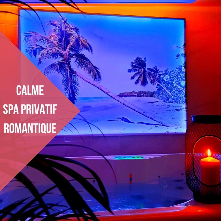 une télévision avec une photo de plage dans l'établissement Le doux refuge - SPA privatif - Romantique - Calme, à Châteauroux