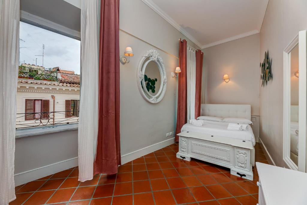 um quarto com uma cama e uma grande janela em Pantheon Luxury House em Roma