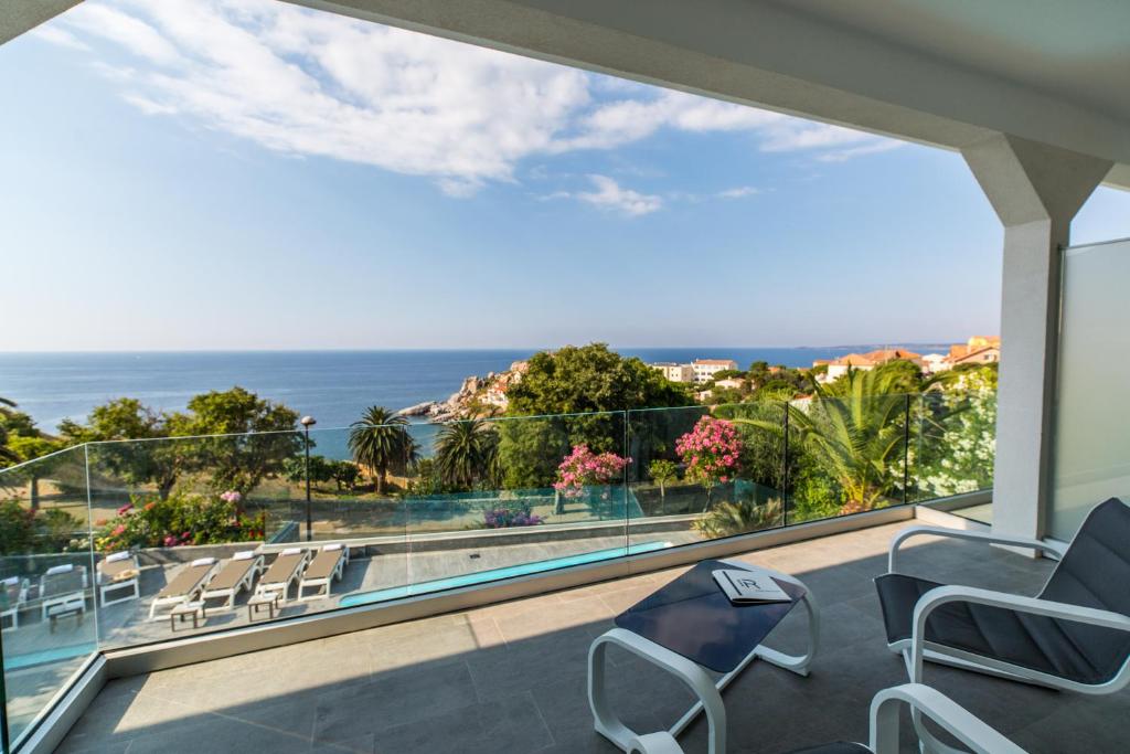 una vista sull'oceano dal balcone di una casa di Hotel Villa R a Calvi