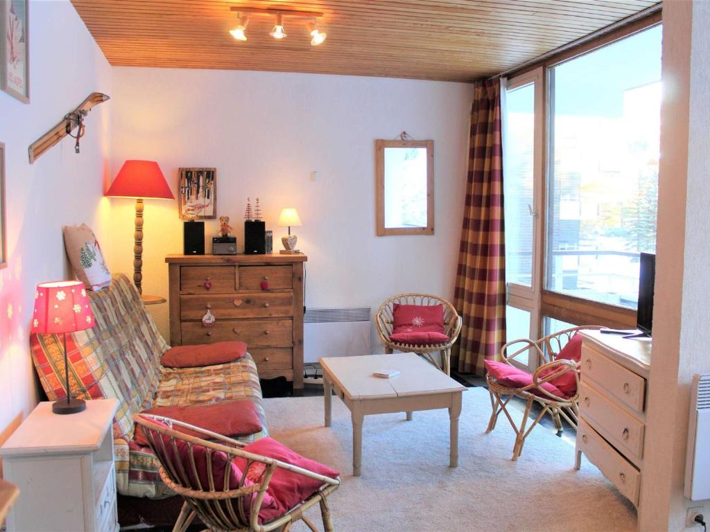 a living room with a couch and chairs and a table at Appartement Vars, 2 pièces, 6 personnes - FR-1-330B-9 in Vars