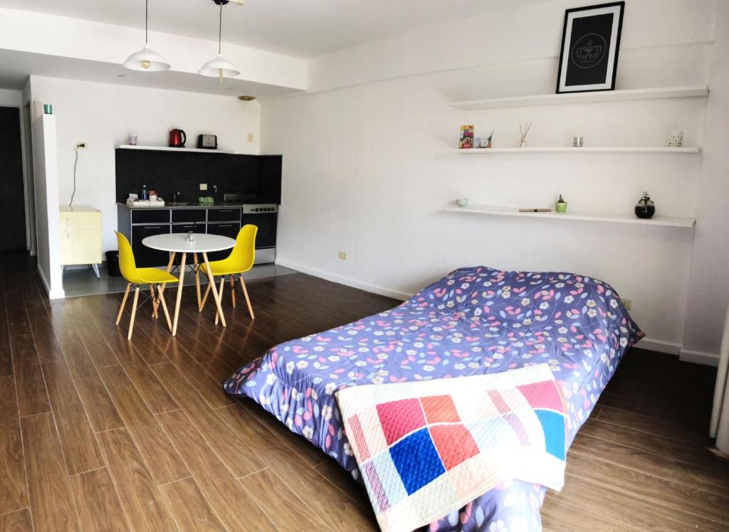 Un pat sau paturi într-o cameră la Estudio minimalista, moderno, confortable, luminoso con piscina