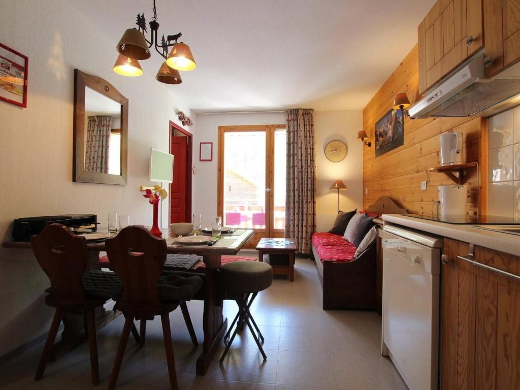 a kitchen and living room with a table and a dining room at Appartement Pelvoux, 2 pièces, 6 personnes - FR-1-330G-83 in Pelvoux