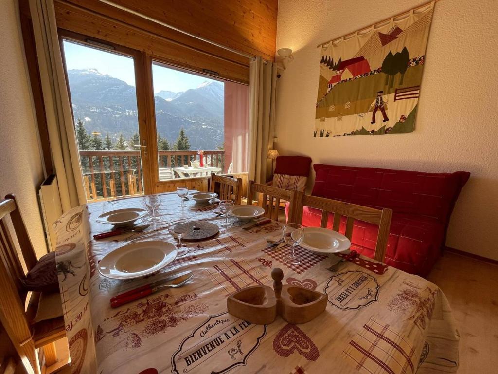 a dining room table with a view of a mountain at Appartement Vallouise-La Casse, 2 pièces, 5 personnes - FR-1-330G-34 in Le Poët