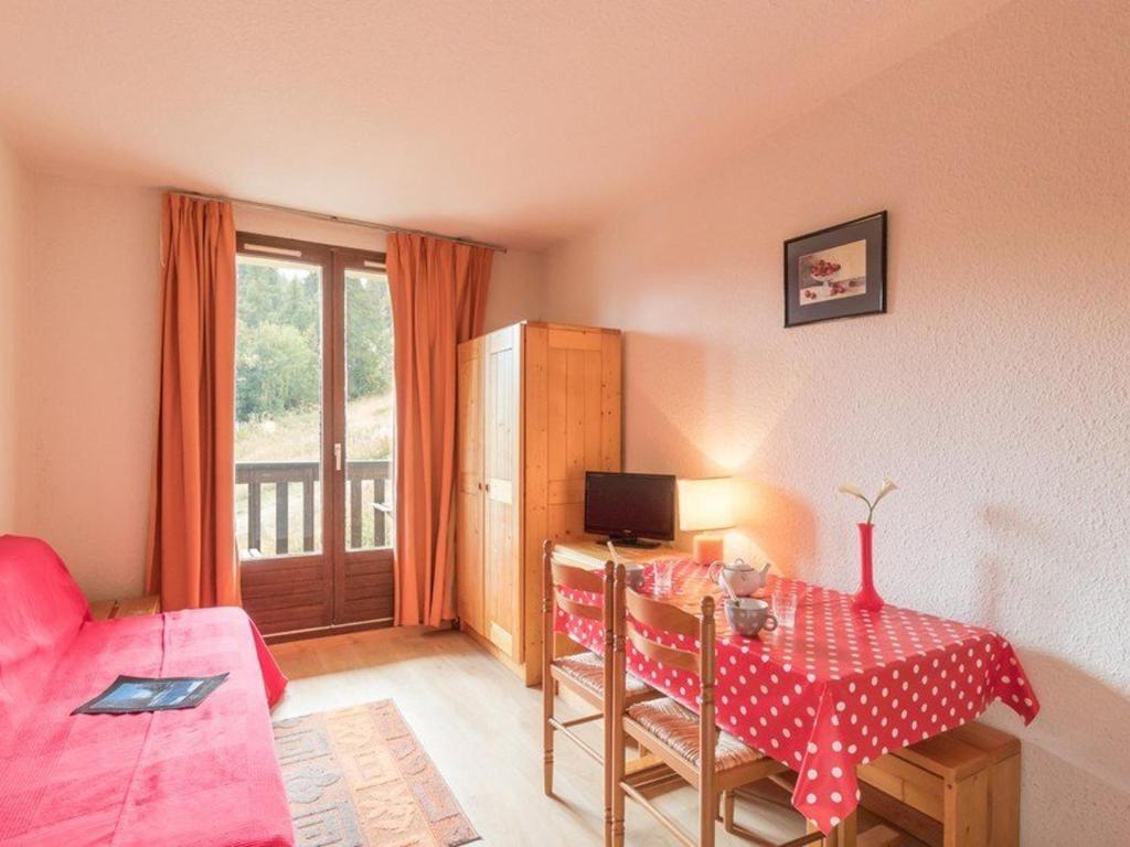 Habitación pequeña con mesa y mantel rojo y blanco. en Appartement Puy-Saint-Vincent, 1 pièce, 4 personnes - FR-1-330G-35 en Puy-Saint-Vincent
