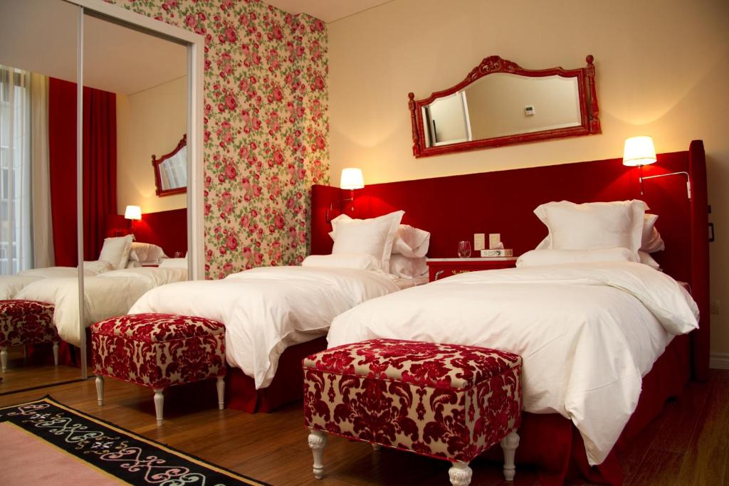 Un pat sau paturi într-o cameră la Tango de Mayo Hotel