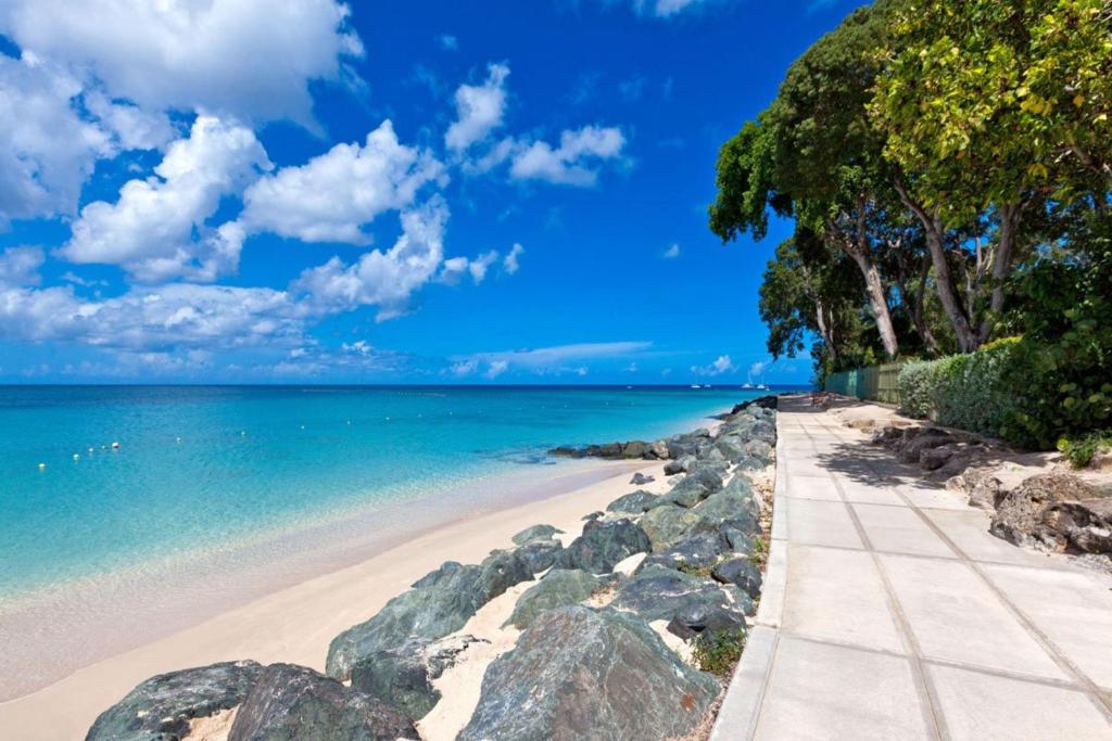 een strand voor de oceaan met rotsen bij Church Point 2 by Blue Sky Luxury in Saint James