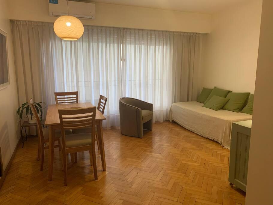 1 dormitorio con 1 cama, mesa y sillas en Cálido departamento en Palermo en Buenos Aires