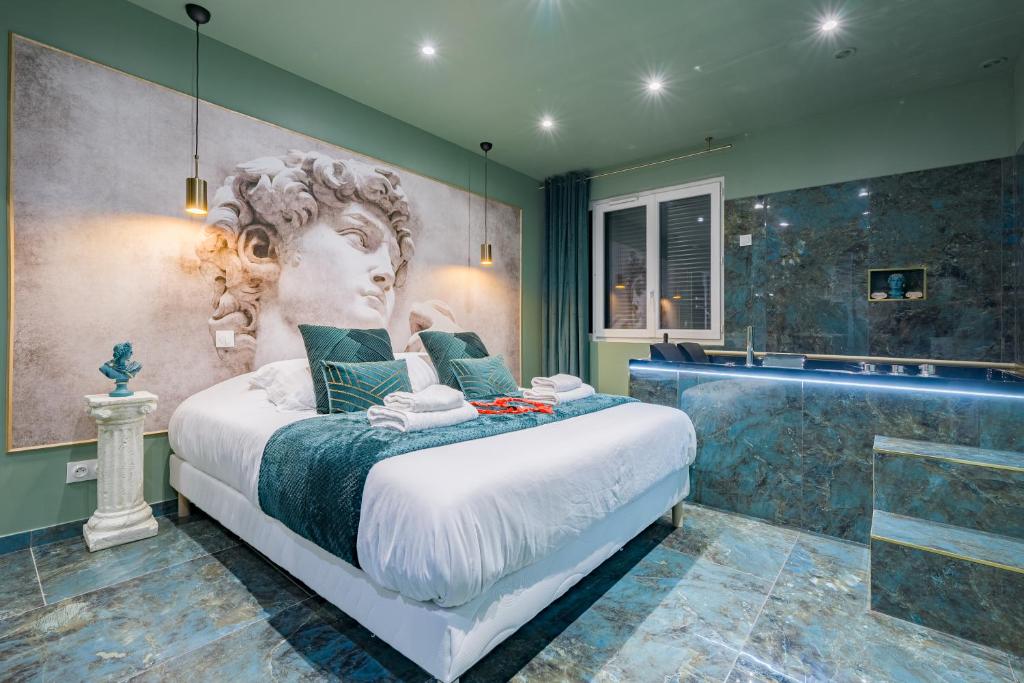 um quarto com uma cama grande e uma banheira em Le Musée d’Aphrodite / JACUZZI em Montgeron