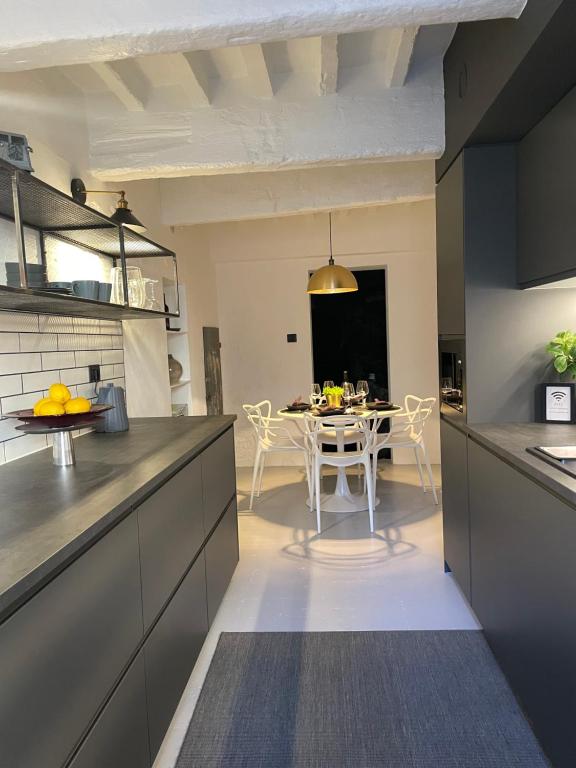 une cuisine avec une table et une salle à manger dans l'établissement Casa Valeria - Guest House Centro Storico, à Fano