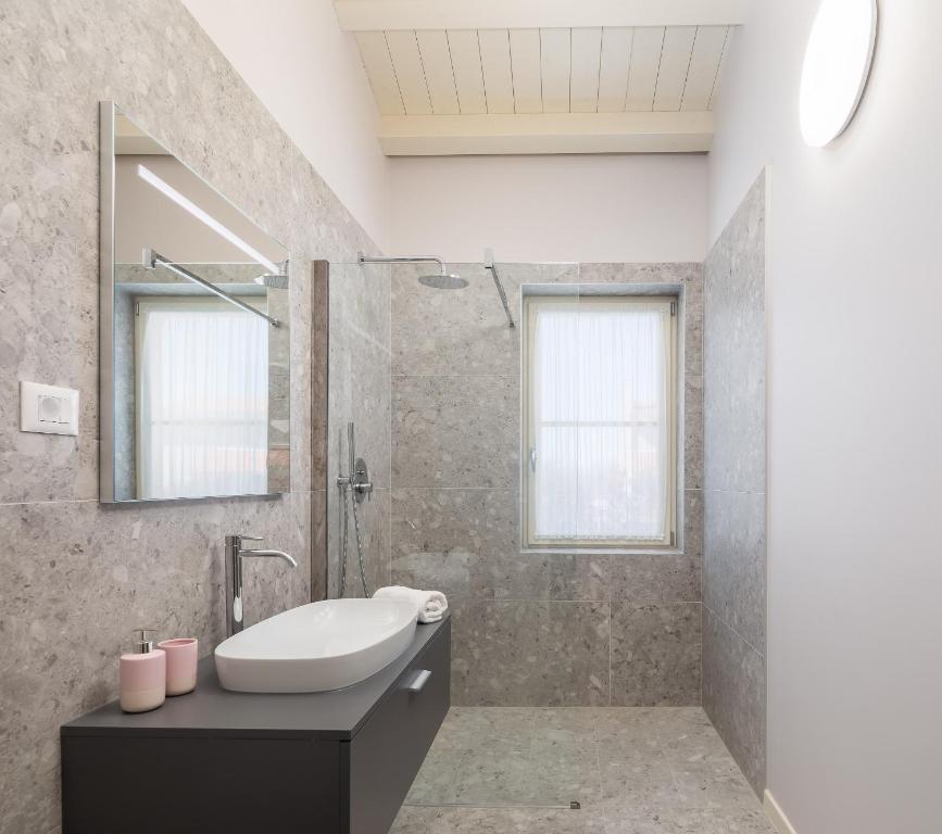 ein Badezimmer mit Waschbecken und Spiegel in der Unterkunft Villa Grace by ILC (Istria Luxury Collection) in Brtonigla