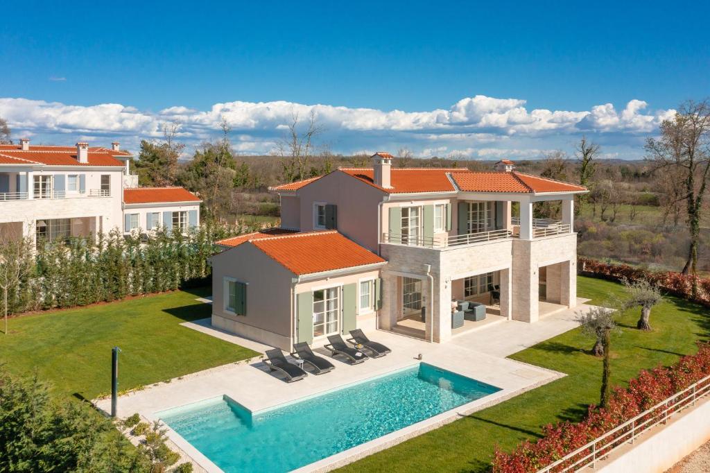 eine Luftaufnahme eines Hauses mit Swimmingpool in der Unterkunft Villa Grace by ILC (Istria Luxury Collection) in Brtonigla