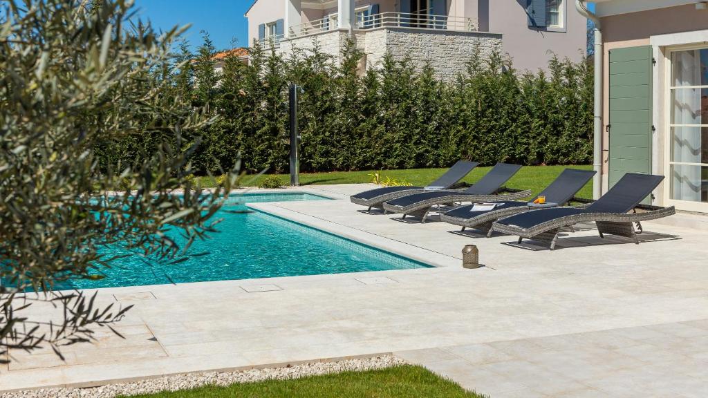 Der Swimmingpool an oder in der Nähe von Villa Grace by ILC (Istria Luxury Collection)