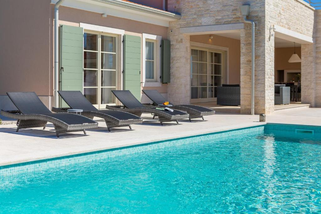 Der Swimmingpool an oder in der Nähe von Villa Grace by ILC (Istria Luxury Collection)