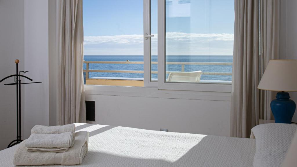 Posteľ alebo postele v izbe v ubytovaní Front sea view apartment on Marbella's beach promenade