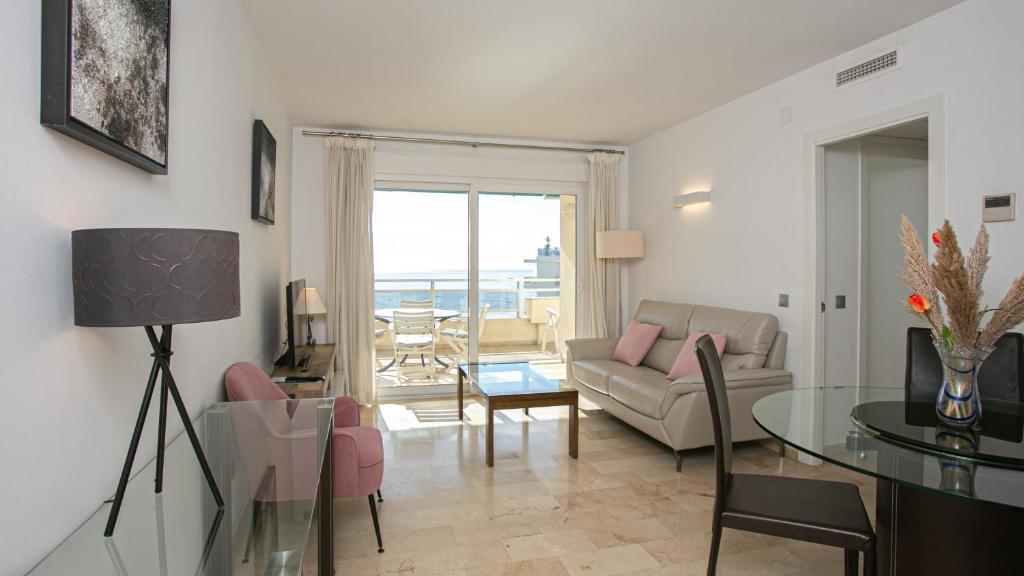 Posedenie v ubytovaní Front sea view apartment on Marbella's beach promenade