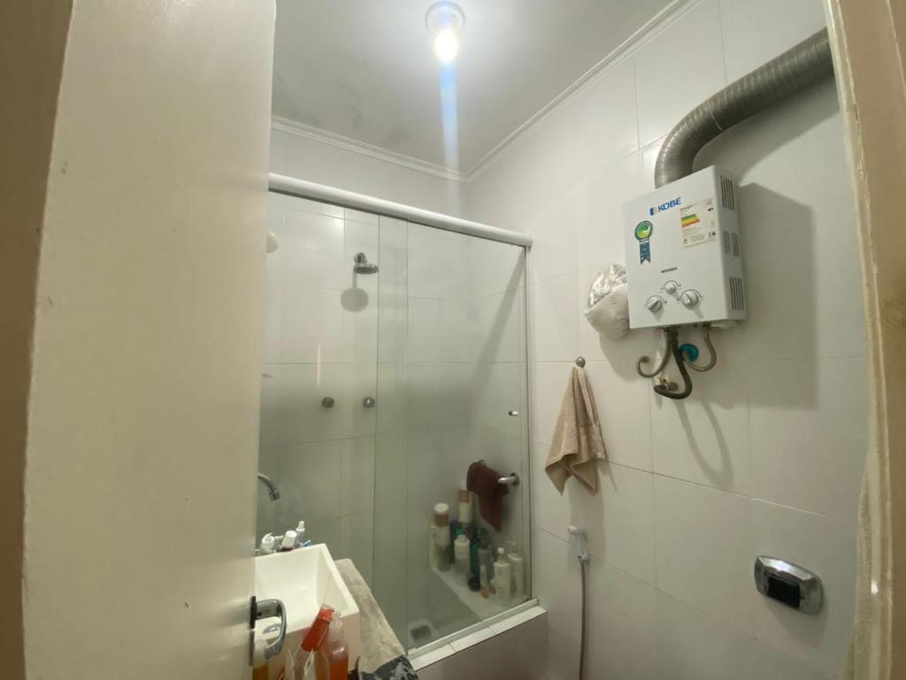 y baño con ducha, lavabo y espejo. en Apartamento em Copacabana, en Río de Janeiro
