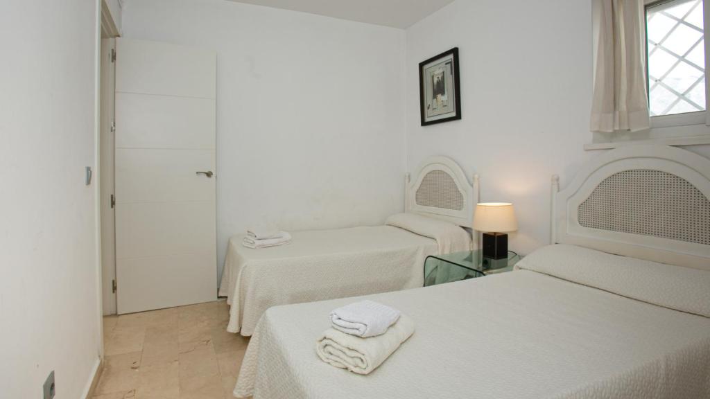 Posteľ alebo postele v izbe v ubytovaní Front sea view apartment on Marbella's beach promenade