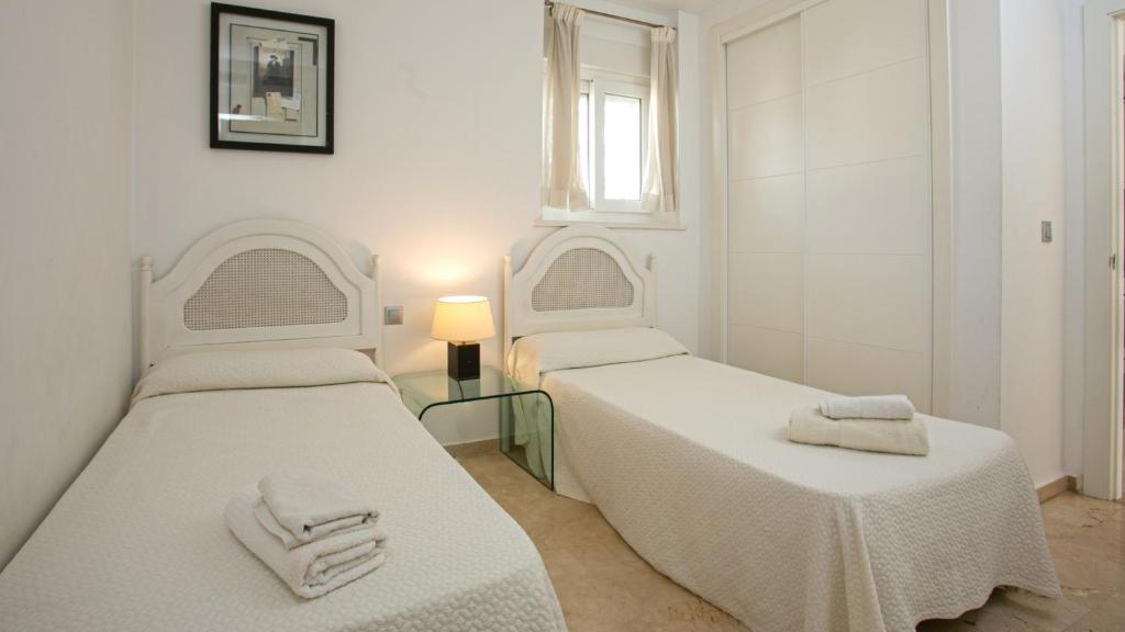 Posteľ alebo postele v izbe v ubytovaní Front sea view apartment on Marbella's beach promenade