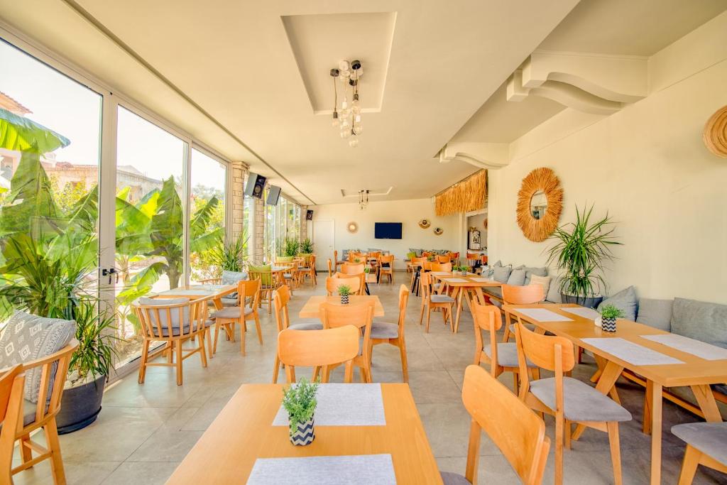 Televízia a/alebo spoločenská miestnosť v ubytovaní Ekati Mare Lifestyle Resort