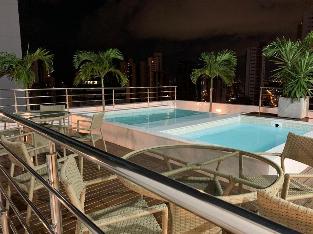 una piscina en la parte superior de un edificio en Manaíra Apart Hotel 1406, en João Pessoa