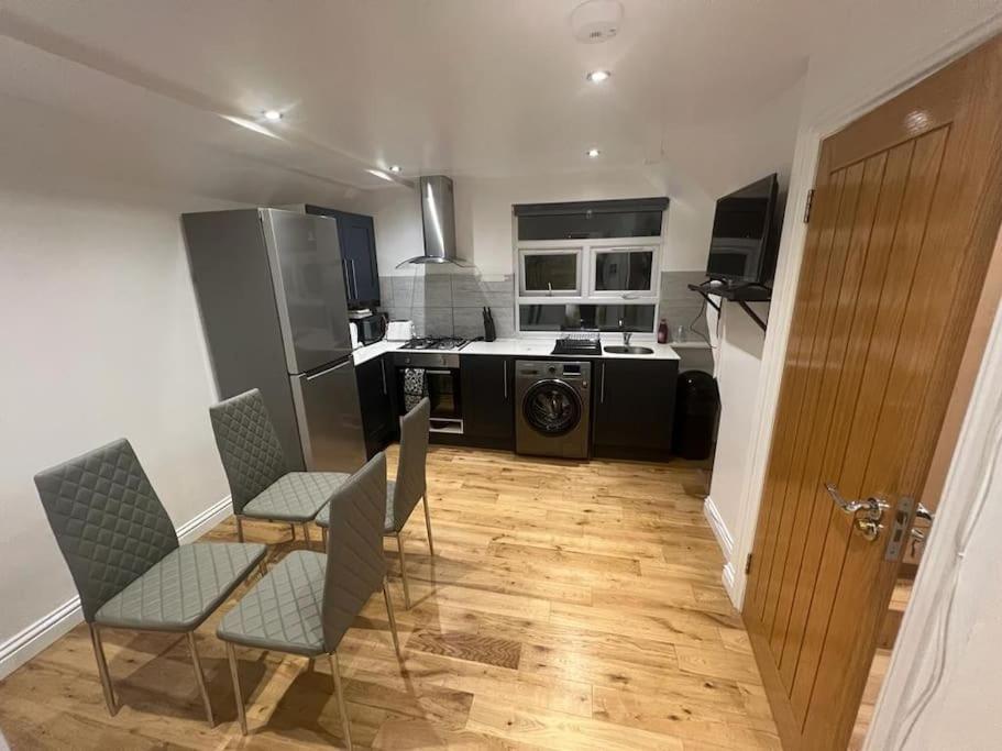 eine Küche mit einem Tisch und Stühlen im Zimmer in der Unterkunft 2 bedroom apartment in HampdenRd in London