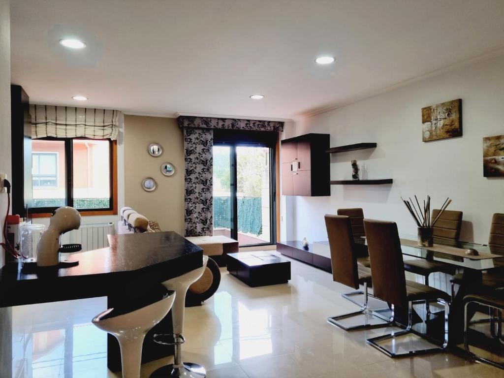 Posedenie v ubytovaní Apartamento con terraza y piscina