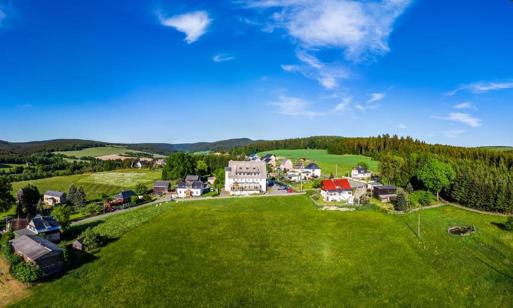 eine Luftansicht eines Hauses auf einem grünen Feld in der Unterkunft Wohlfühlherberge Weitblick in Erlbach